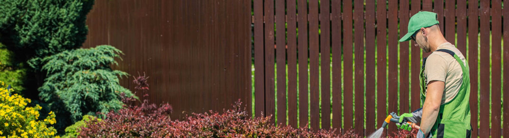 gardener-cutting-grass